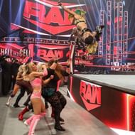 रूबी रायट अपनी प्रतिद्वंदी के ऊपर रिंग के ऊपर से जबरदस्त मूव लगाते हुए